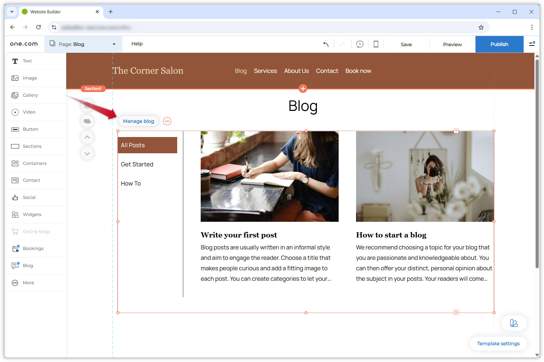 Screenshot der Blog-Komponente, die im Homepage-Baukasten eingefügt wurde. Ein roter Pfeil zeigt auf die Registerkarte „Blog verwalten“ in der Komponente.