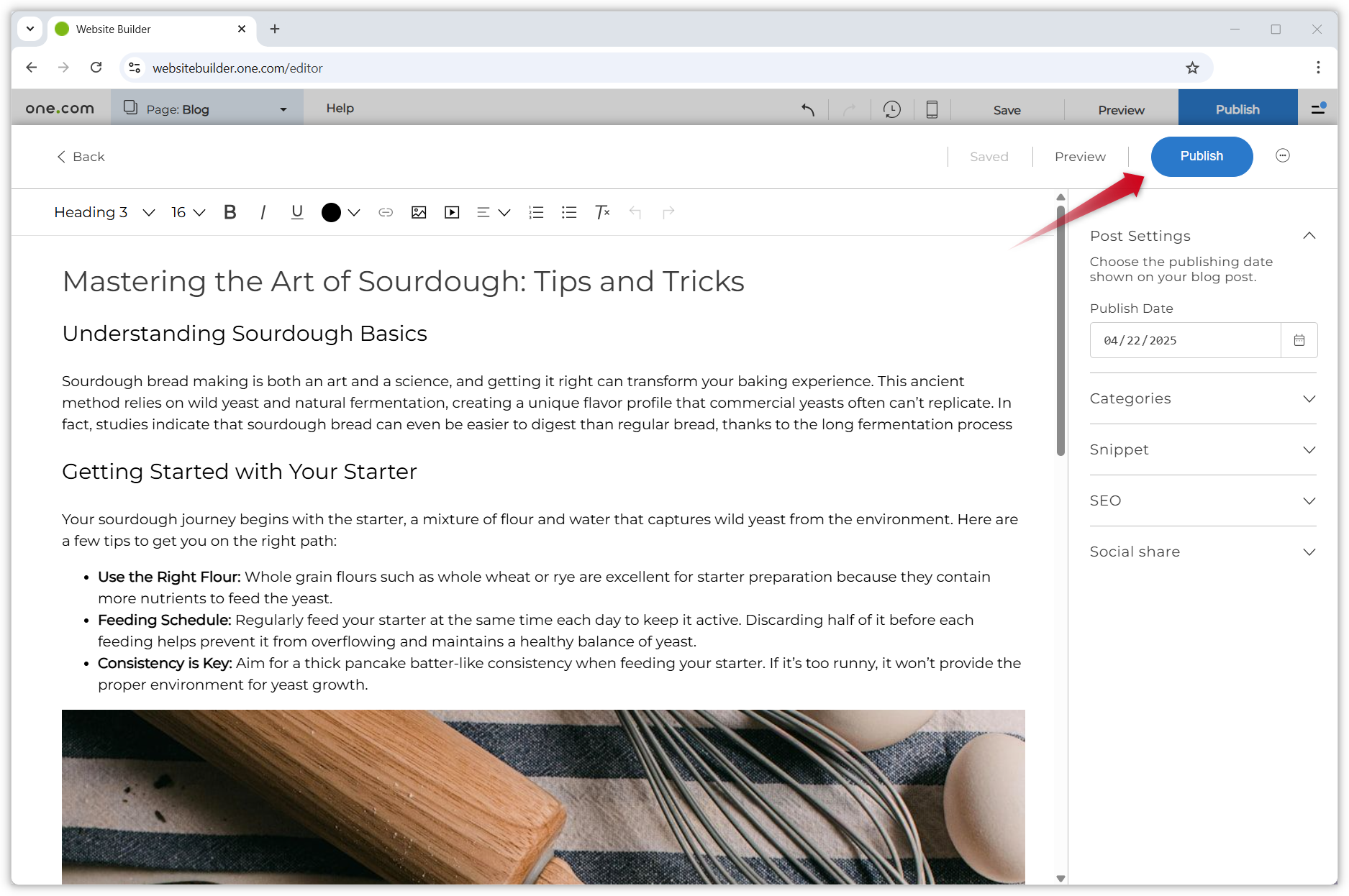 Screenshot eines Beitrags im geöffneten Blog-Editor. Ein roter Pfeil zeigt auf den Veröffentlichen-Button auf der rechten Seite.