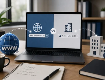 Laptop auf Holztisch, Bildschirm geteilt: links Globus-Icon und Suchleiste; rechts Gebäude-Silhouetten; Notizbuch Tasse Pflanzen.