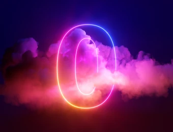 Neonfarbener Lichtring vor dunklem Himmel, Wolken durchscheinend, Farbverlauf von Gelb über Orange und Pink zu Blau.