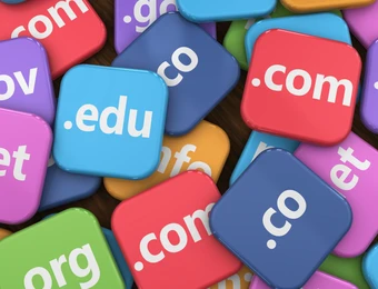 Viele bunte, abgerundete Quadrate mit weißen Domain-Endungen wie .com, .net, .org, .edu, .gov.