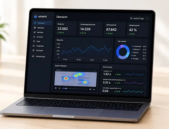 Offenes Laptop-Display zeigt ein dunkles Dashboard mit Diagrammen; Pflanze links im Hintergrund auf Holzschreibtisch.