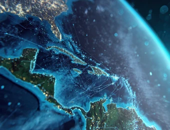 Ansicht der Erde aus dem Weltraum: beleuchtete Kontinente, Küstenlinien, dunkler Ozean und blaue Atmosphäre am Rand.