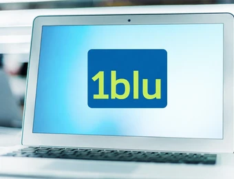 Auf einem geöffneten Laptop-Display zeigt ein blaues Quadratlogo mit gelb-grünem Schriftzug '1blu'.