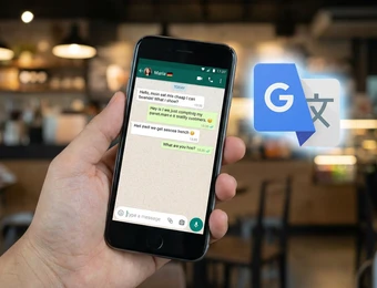 Hand hält Smartphone mit WhatsApp-Chat; Textblasen sichtbar. Café-Hintergrund unscharf, Google Translate-Icon rechts.