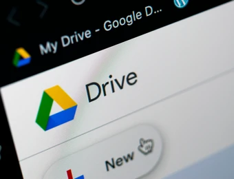 Bildschirm zeigt Google-Drive-Oberfläche mit Drive-Logo, dem Schriftzug 'Drive' und einer 'New'-Schaltfläche mit Cursor.