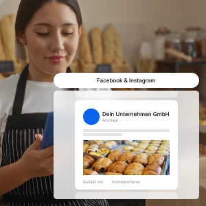 Frau mit Schürze schaut auf Smartphone; im Hintergrund Brote auf Regalen in der Bäckerei.