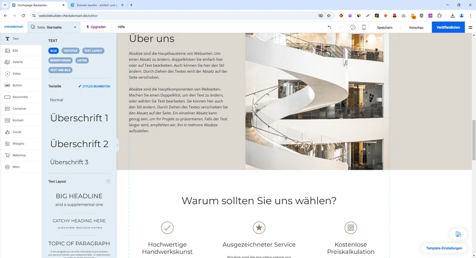 Screenshot einer Webdesign-Oberfläche: linke Seitenleiste, Textbereich »Über uns«, rechts Innenraum mit Wendeltreppe.