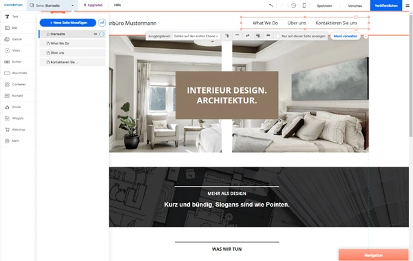 Screenshot eines Innenraums: Wohnzimmer mit Sofa, Pflanze und Fenster; braune Tafel 'INTERIEUR DESIGN. ARCHITEKTUR.'
