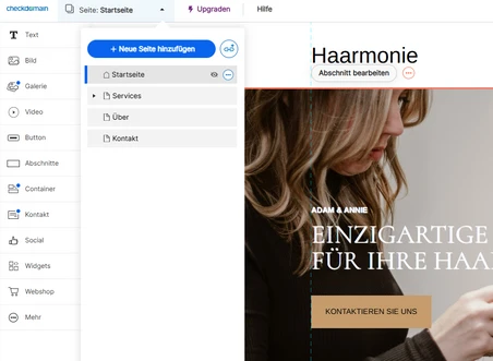 Screenshot eines Website-Builders mit Seitenvorschau: Frau mit lockigem Haar, Textüberlagerungen und Menü links.