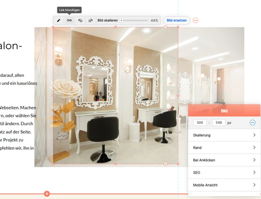 Friseursalon mit hellen Wänden, weißen ornamentierten Spiegelrahmen, schwarzen Friseurstühlen und Beleuchtung.