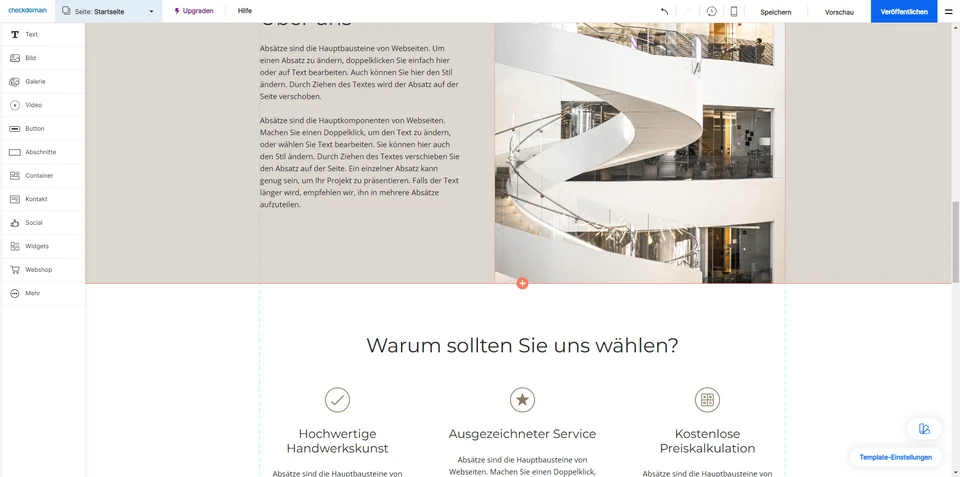 Screenshot einer Website-Startseite: linke Seitenleiste, mittlere Textblöcke, rechts eine helle Wendeltreppe im Innenraum.