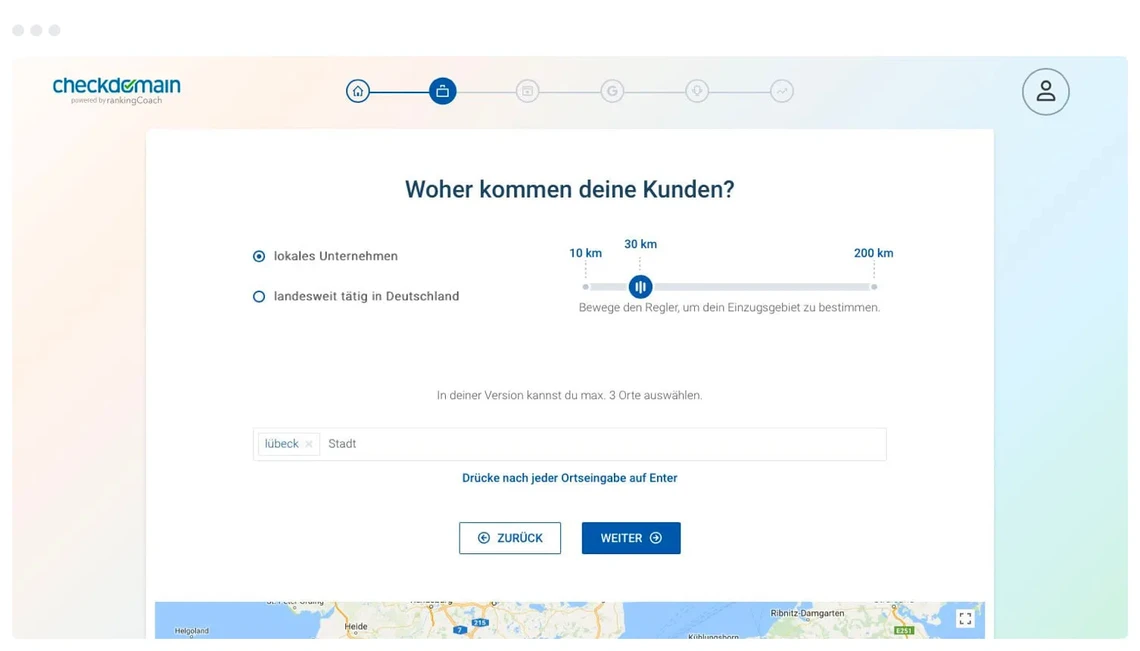 Webseite mit Frage 'Woher kommen deine Kunden?', Radiobuttons, Distanzskala (10–200 km) und Karte unten.