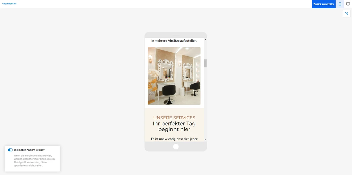 Heller Innenraum mit Spiegelrahmen an der Wand, zwei Stühle und Beistelltisch, beige Wände.