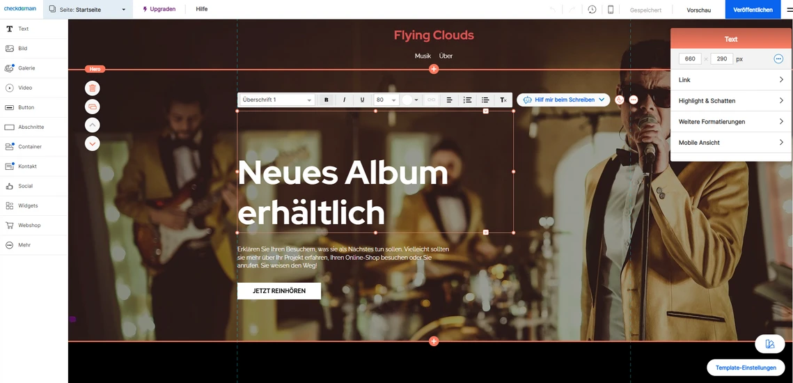 Screenshot einer Musik-Website; Band-Bühne im Hintergrund, Text 'Neues Album erhältlich', sichtbare UI-Overlays.