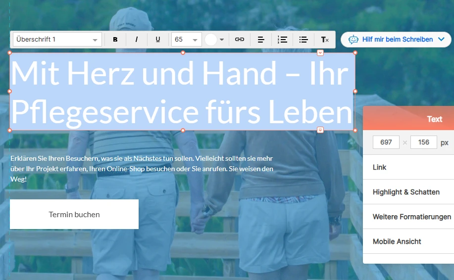 Zwei Pflegekräfte in blauen Uniformen gehen von hinten; Großer Text 'Mit Herz und Hand - Ihr Pflegeservice fürs Leben' sichtbar.