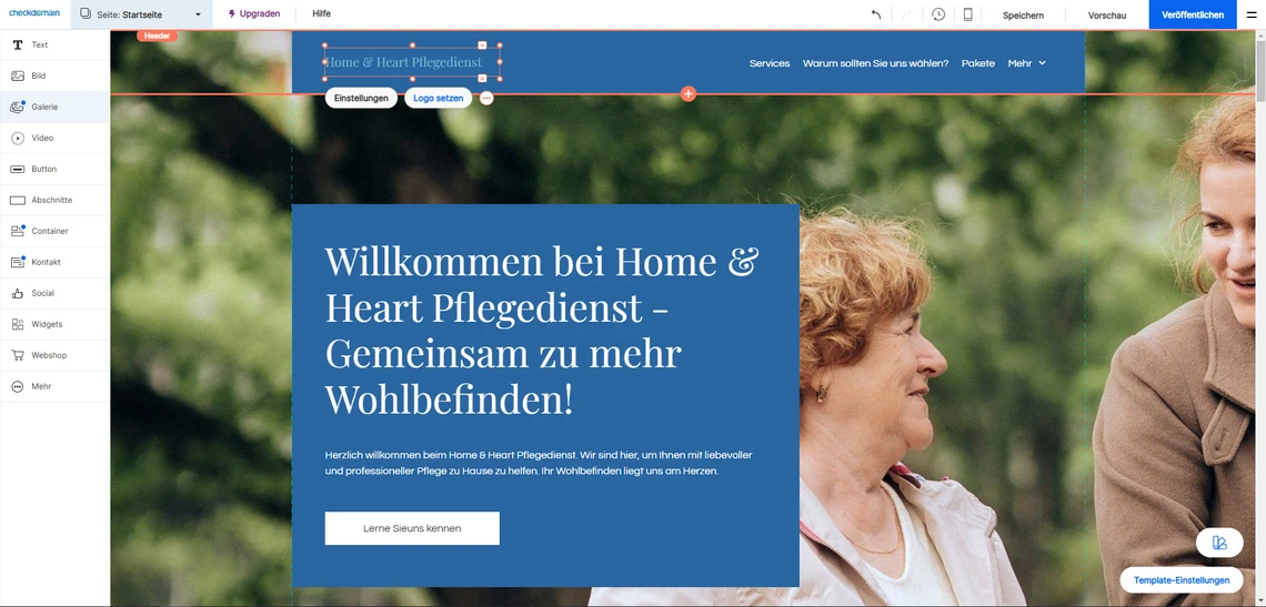 Screenshot einer Website mit blauem Willkommens-Textkasten; zwei ältere Frauen stehen draußen vor grüner Natur.