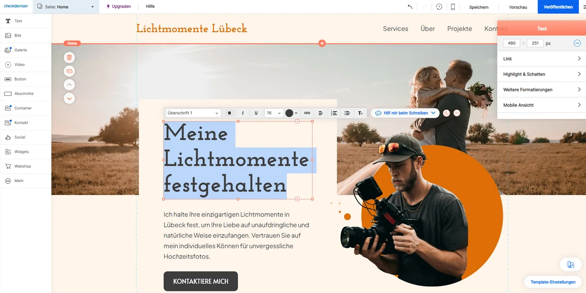 Screenshot einer Website über Lichtmomente Lübeck; Mann hält Kamera, orangefarbener Kreis, Hintergrund mit Paar im Feld.