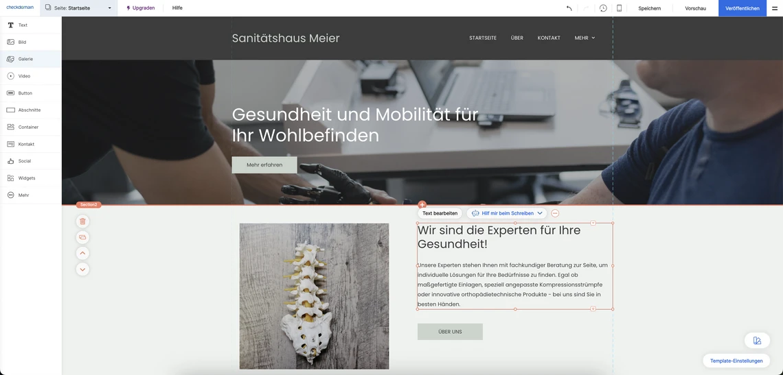 Screenshot einer Website mit Header 'Sanitätshaus Meier', zwei Personen an einem Tisch, Laptop und ein Wirbelsäulenmodell.