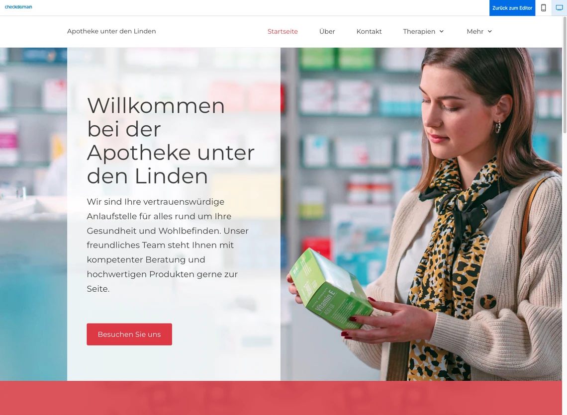 Eine Frau hält eine grüne Verpackung in einer Apotheke; Regale mit Produkten im Hintergrund.