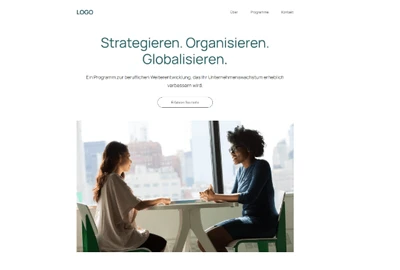 Zwei Frauen sitzen sich gegenüber an einem weißen Tisch vor einem Fenster; Stadtblick sichtbar.