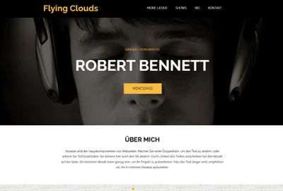 Dunkler Web-Hero mit Kopfhörern, mittig großer weißer Text, Navigationsleiste oben, gelber Button 'MORE SONGS'.