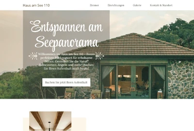 Webseite mit Header 'Haus am See 110'; Heldenbild eines Hauses mit Holzdach und Steinmauer rechts; großes Textoverlay.