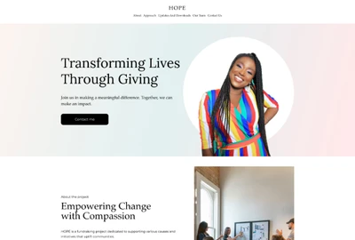 Webseite mit HOPE-Logo; Banner Transforming Lives Through Giving; rechts bunte Person in gestreiftem Kleid vor hellem Kreis.