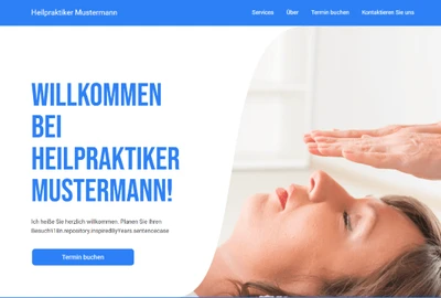 Blaues Menü oben; linke Überschrift 'WILLKOMMEN BEI HEILPRAKTIKER MUSTERMANN!', rechts liegende Frau, Hand am Gesicht; Button 'Termin buchen'.