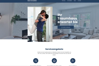 Webseite mit blauem Kopfbereich; ein Paar umarmt sich vor einer Tür, im Hintergrund ein Wohnzimmer.
