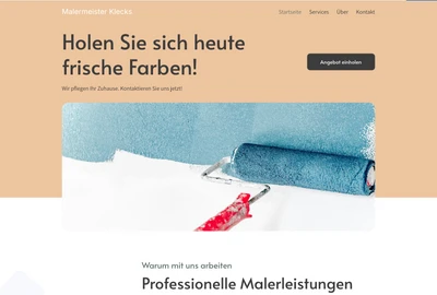 Webseite mit beigem Header, obere Navigation, Button Angebot anfordern; Bild eines Farbrollers mit blauer Farbe auf Weiß.