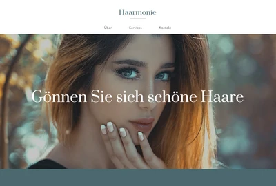 Porträt einer Frau mit braunen Haaren, Blick zur Kamera, Hand am Kinn; unscharfer Hintergrund mit Herbstblättern.