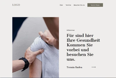 Nahaufnahme einer Person, die einer anderen die Schulter fasst; am Handgelenk eine schwarze Armbanduhr sichtbar.