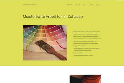 Gelbes Webseiten-Layout mit Farbkarte (Farbfächer) und Pinsel auf Holzunterlage; Textabschnitt sichtbar.
