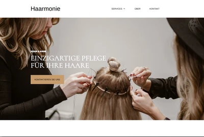 Zwei Friseure frisieren eine Kundin; links arbeitet eine Stylistin an den Haaren, rechts benutzt eine Stylistin einen Kamm.