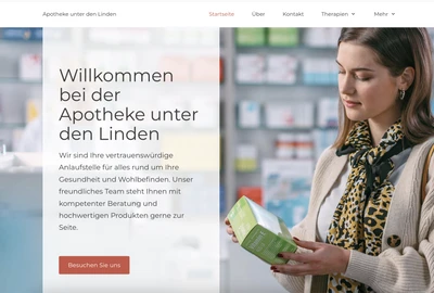 Eine Frau in einer Apotheke hält eine grün-weiß verpackte Packung; Regale mit Produkten im Hintergrund.