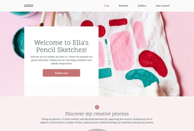 Webseite mit Logo oben links und Menue oben rechts; rosa Hintergrund mit Farbflecken, links ein weisses Textfeld mit Begruessung