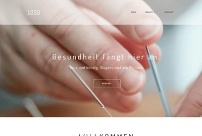 Nahaufnahme einer Hand mit Zahnarztinstrumenten; unscharfer Hintergrund, Text 'Gesundheit fängt hier an' sichtbar.