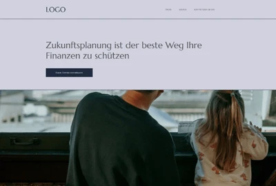 Logo oben, Navigationsleiste; Banner mit Text; zwei Personen von hinten vor einem Klavier.