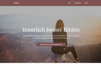 Eine Person sitzt auf einem Felsen vor einer bergigen Landschaft, im Hintergrund nebeliger Himmel.