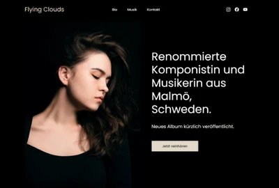 Porträt einer Frau mit dunklem Haar und geschlossenen Augen vor schwarzem Hintergrund; links das Gesicht, rechts Text.