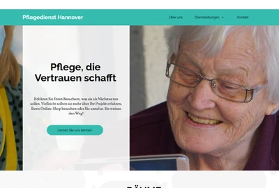 Teal-Kopfzeile; rechts eine lächelnde ältere Frau mit Brille; links weißer Textkasten mit 'Pflege, die Vertrauen schafft'.
