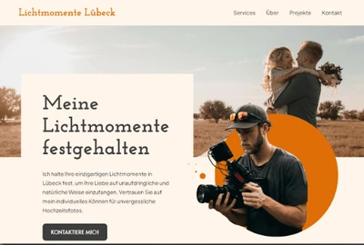 Webseite: Filmemacher mit Kamera im Vordergrund; Hintergrund ein sich umarmendes Paar, orangefarbener Kreis, helle Landschaft.