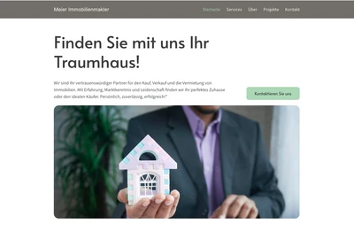 Person im Anzug hält ein kleines Hausmodell vor unscharfem Hintergrund.