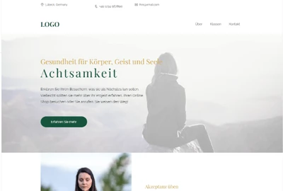 Webseite mit hellem Hero-Bild: Von hinten sitzende Person in dunkler Jacke; Text 'Achtsamkeit' und grüne Schaltfläche.