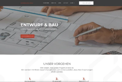 Nahaufnahme von Händen, die über Architekturplänen mit Lineal und Stift arbeiten.