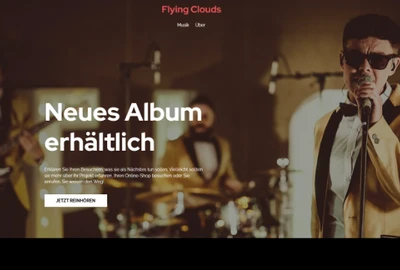 Sänger rechts mit Mikrofon, Sonnenbrille und hellem Jackett; Schlagzeug im Hintergrund; Text Neues Album erhältlich.