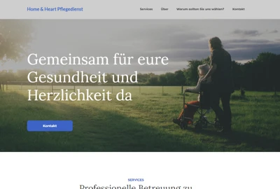 Eine Person schiebt einen Kinderwagen über eine grüne Wiese; am Rand stehen Bäume, der Himmel ist wolkig.