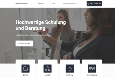 Webseiten-Header mit Hintergrundbild eines Meetings; große weiße Überschrift, Button 'Erfahren Sie mehr', und unten vier Symbolkarten.