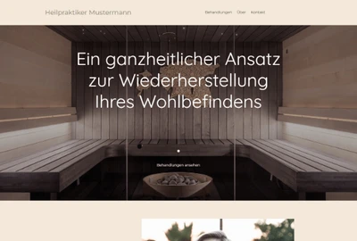 Saunaraum mit Holzbänken an beiden Seiten; zentrale weiße Überschrift über Wohlbefinden.